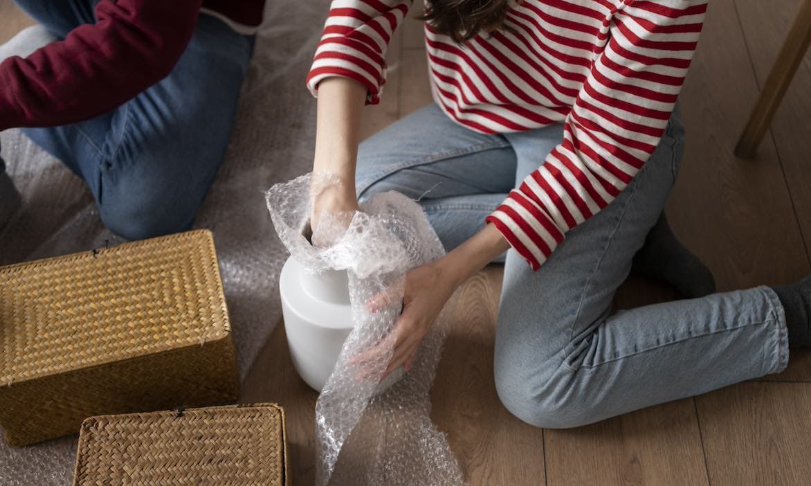 Alles sorgfältig eingepackt und dann geht beim Umzug mithilfe von Freunden doch was kaputt? Das ist ein Fall für die Gefälligkeitsklausel in der privaten Haftpflicht.