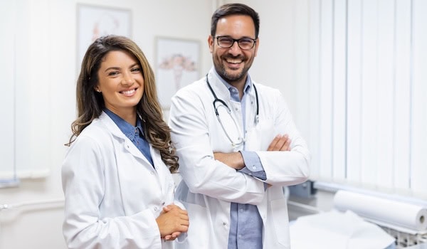 Ärztin und Arzt im Krankenhaus Foto: Stefamerpik / Freepik