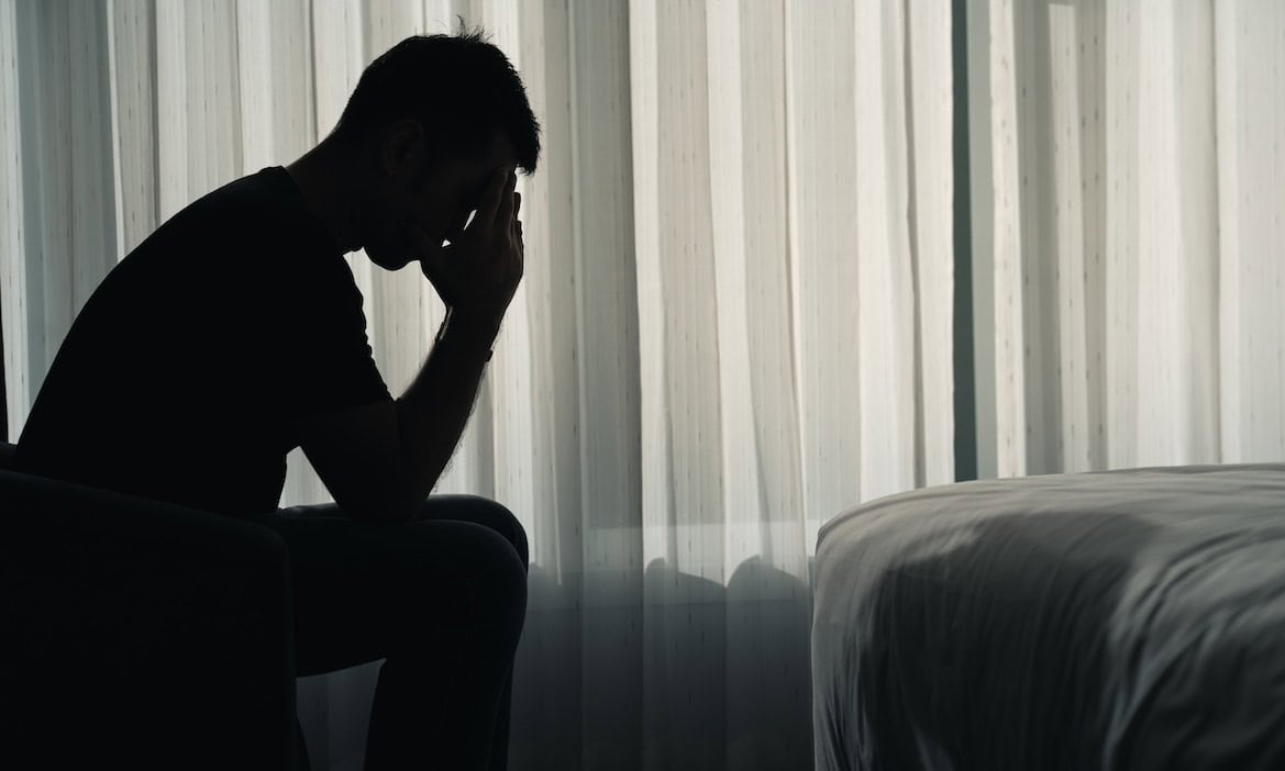 Junger Mann sinniert: Immer mehr Menschen in Deutschland leiden an einer psychischen Erkrankung.