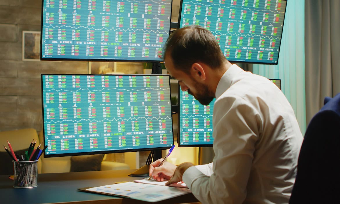 Fondsanalyst berechnet Rendite: Die Experten von Smart Asset Management Service und vom Institut für Vermögensaufbau haben die nachhaltigsten Fondspolicen-Tarife auf dem Maklermarkt bestimmt.