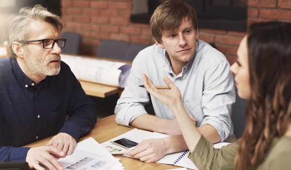 Personen diskutieren über Risiken von Fondspolicen Foto: gpointstudio / Freepik