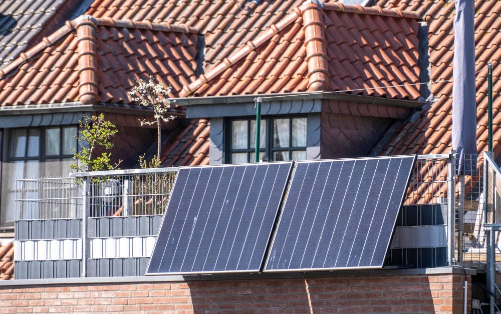 Balkonkraftwerk am Einfamilienhaus: Stecker rein und los