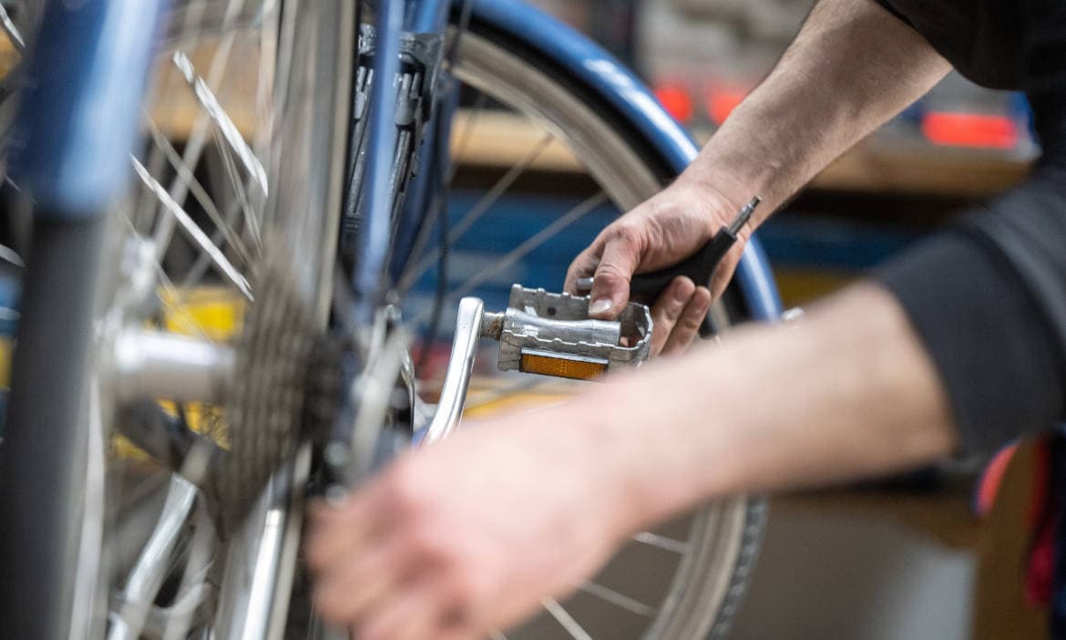 Reparatur in der Fahrradwerkstatt (Symbolbild): Noch schnell vorher eine Fahrradversicherung?