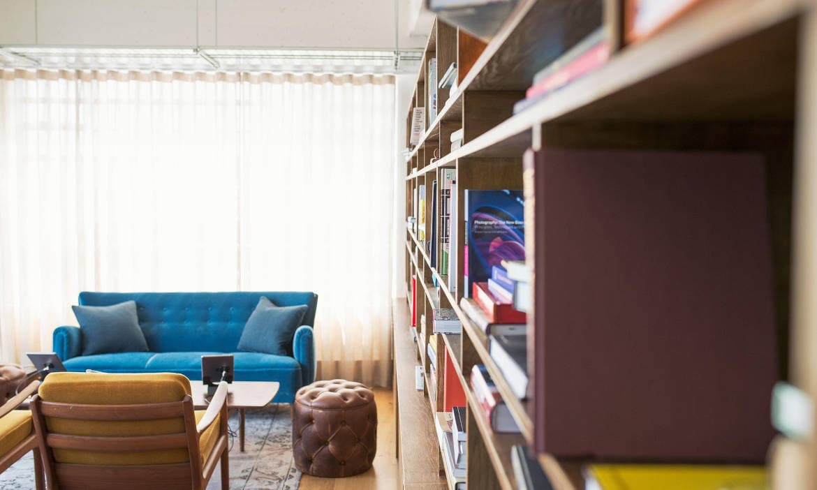 Alles total Regal? Damit es auch nach Schäden wieder gemütlich werden kann, sollte immer eine Hausratversicherung mit dabei sein