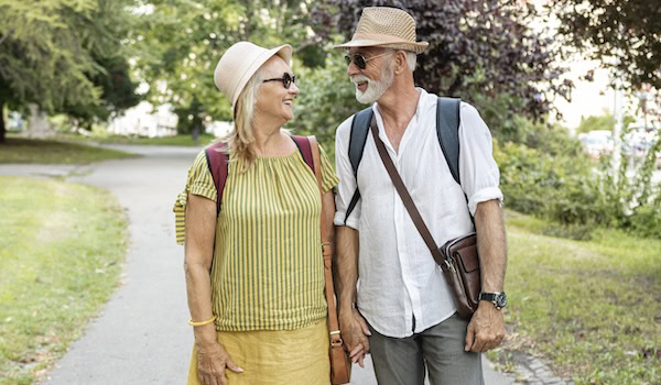 Zwei Rentner machen einen Ausflug Foto: Freepik