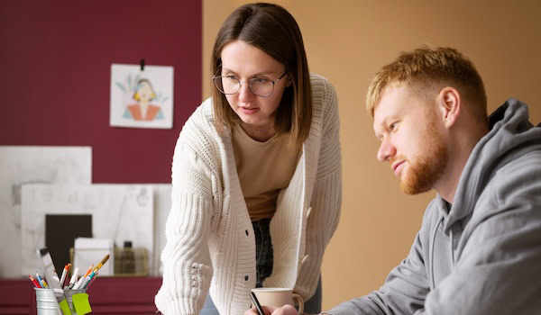 Mann und Frau diskutieren über Laufzeitende von Fondspolicen Foto: Freepik