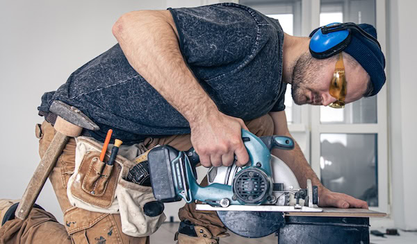 Schreiner arbeitet mit einer Kreissäge Foto: pvproductions / Freepik