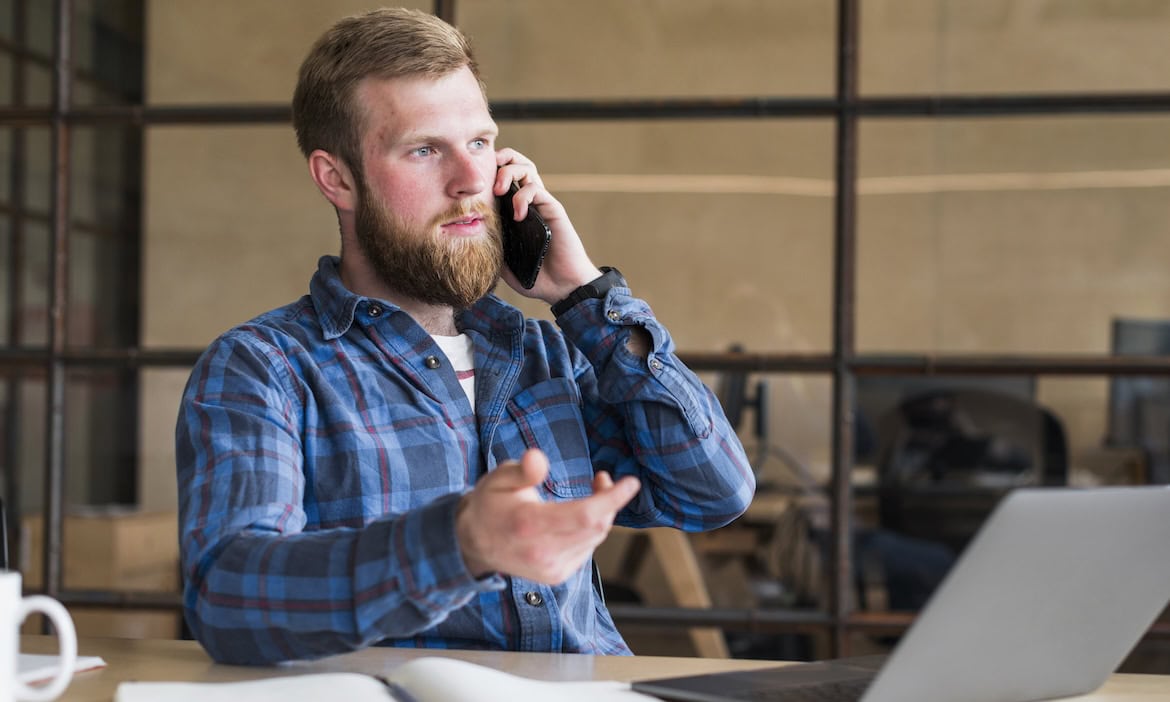 Mitarbeiter telefoniert in einem Service-Center: Die Servicequalität deutscher Lebensversicherer könnte besser sein.