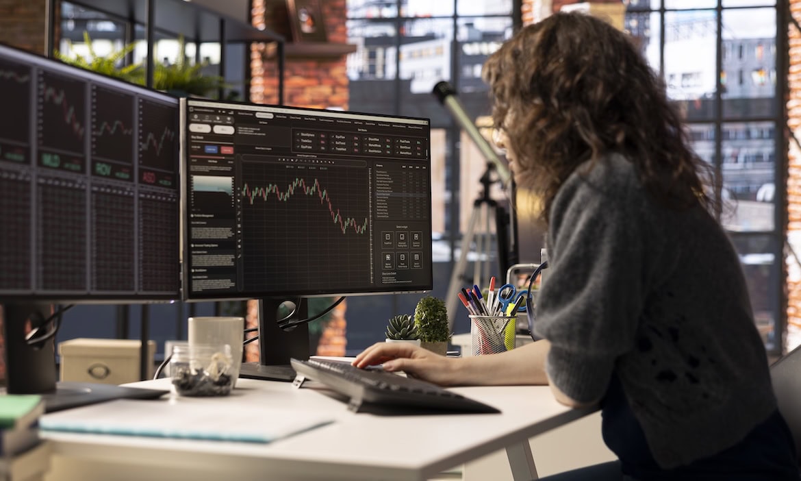 Anlegerin schaut sich Börsenkurse an: Die Mehrheit der Deutschen glauben daran, dass sich die Aktienmärkte wieder erholen.