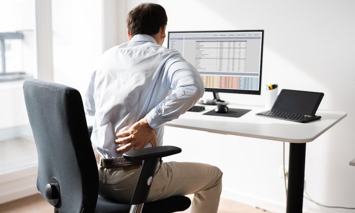 Rückenprobleme auf Arbeit: Bei der Arbeitskraftabsicherung setzen Makler vor allem auf Produktqualität und Service.