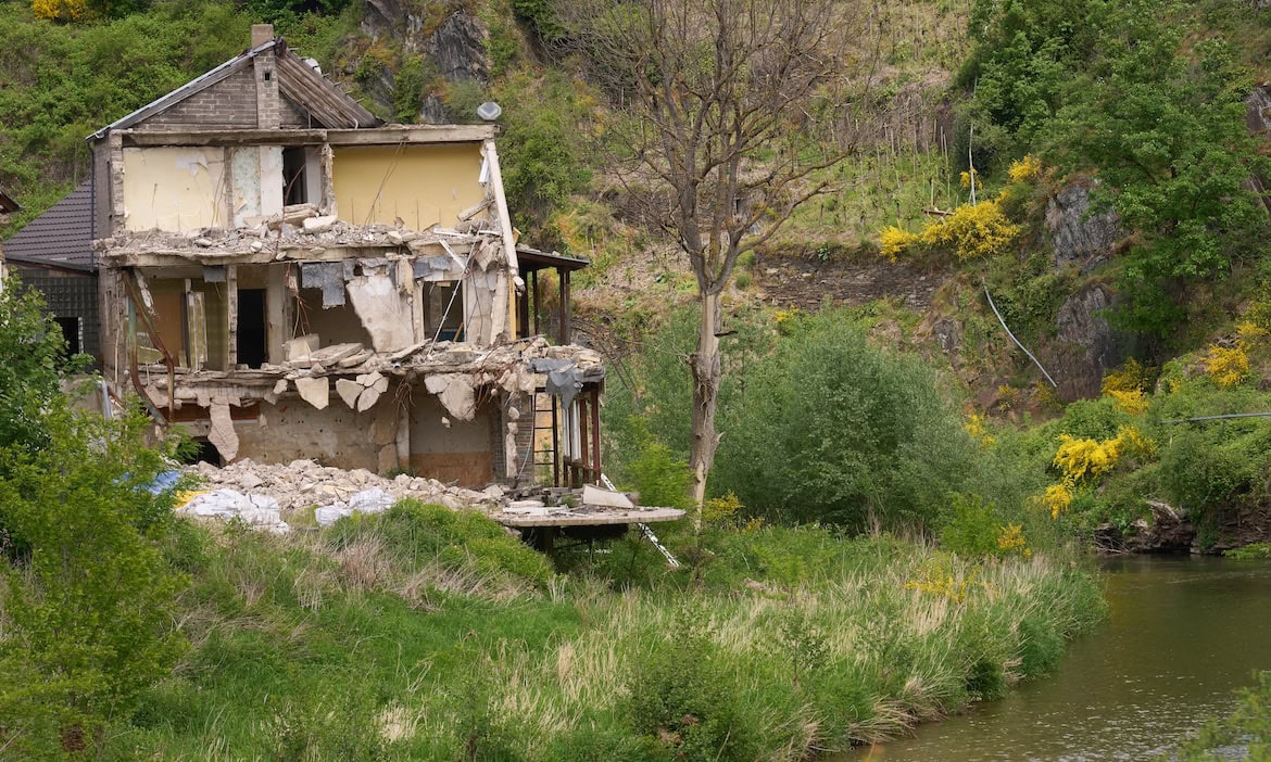 Ruine eines Hauses im Ahrtal: Nur für Häuser in der höchsten Risikostufe fordert der DAV eine Risikodeckel für die Elementarschadenversicherung.