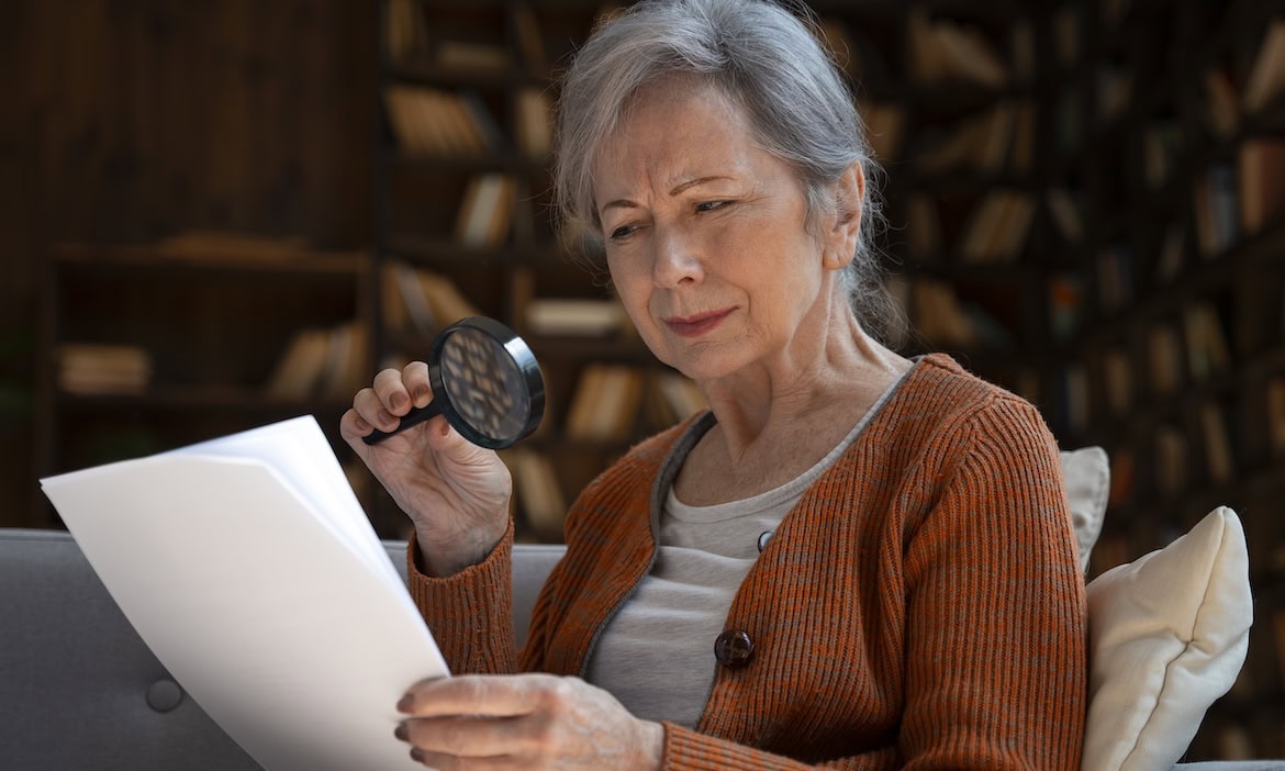 Frau schaut sich ihren Rentenbescheid an: Die meisten Deutschen kümmern sich nicht genug um die eigene Ruhestandsplanung.