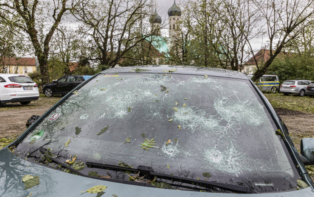 Hagelschäden am Auto im März 2024 in Kloster Benediktbeuern, Bayern: Das Bundesland gehört zu jenen Teilen Deutschlands mit den größten Hagelschäden