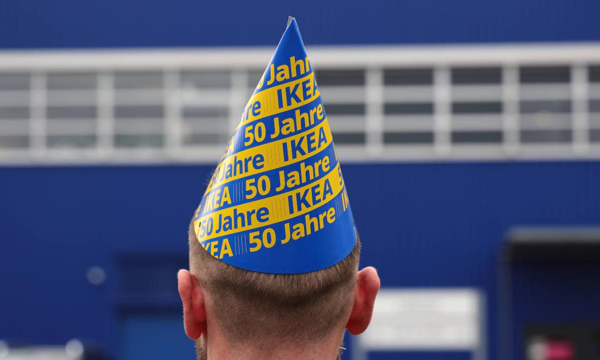 Das Möbelhaus Ikea gibt es seit 50 Jahren auch in Deutschland: Heute kann sich fast jeder Zweite vorstellen, dort gleich eine Versicherung mitzukaufen