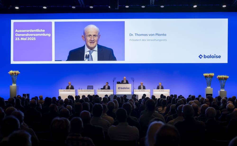 Thomas von Planta, demnächst Chef des Verwaltungsrats der Helvetia Baloise Holding spricht auf der außerordentlichen Hauptversammlung der Baloise am 23. Mai 2025 zu den Aktionären