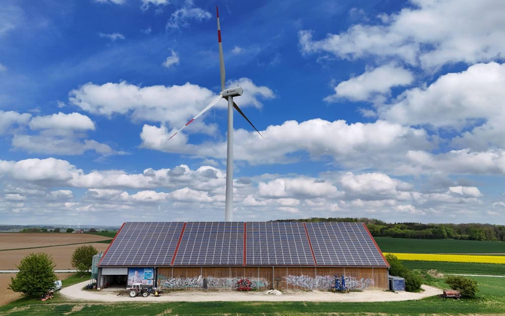 Wind-Solar-Kombination auf der Schwäbischen Alb bei Neu Ulm: Erneuerbare Energie bringt auch Risiken mit sich