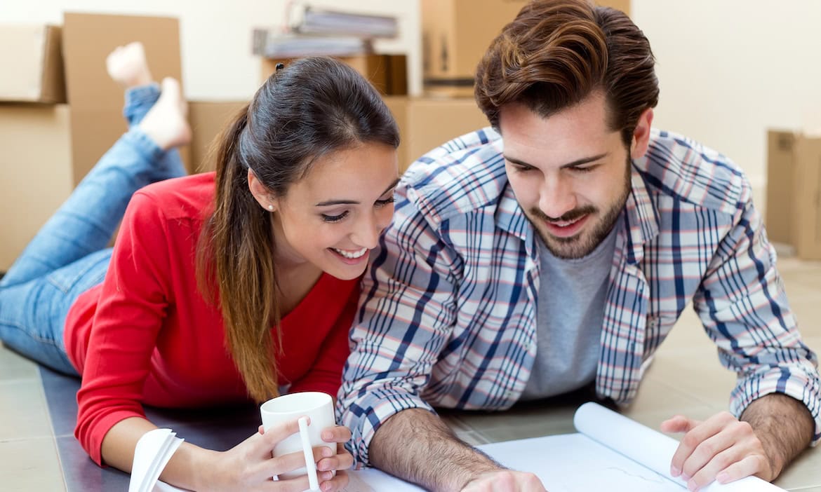 Junges Paar betrachtet Hausplan: Nach der Altersvorsorge ist der Hausbau ein wichtiges Sparmotiv der Deutschen.