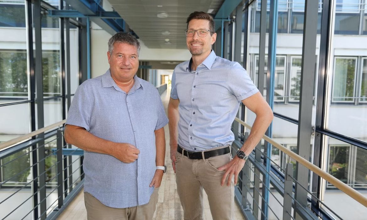 Oliver Ramsperger (links) löst seinen Kollegen Timo Heitmann (rechts) von der Barmenia-Gothaer bei der RTL-Serie „Die Versicherungsdetektive“ ab.