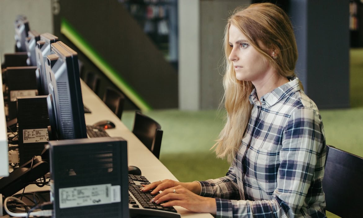 Frau arbeitet im Computer: Expats in Deutschland arbeiten vor allem im IT-Bereich.