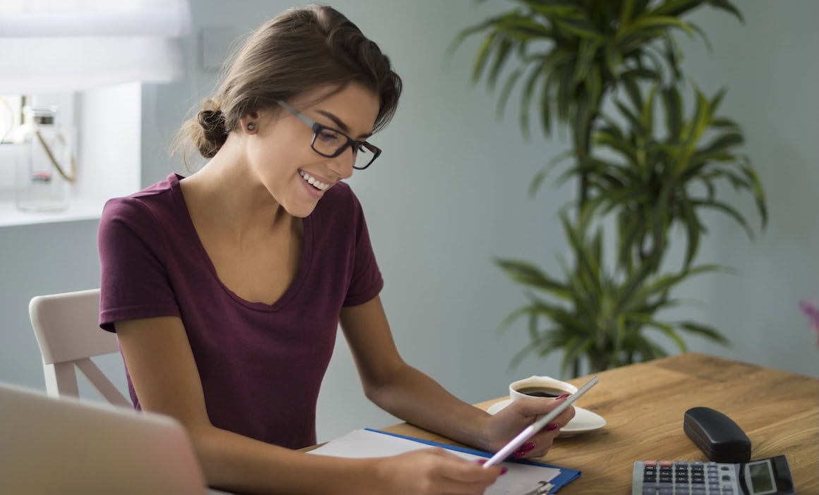 Junge Frau berechnet ihre Rente: Die Ratingagentur Morgen und Morgen hat 311 fondsgebundene Tarife sowie Index- und Klassikpolicen bewertet.