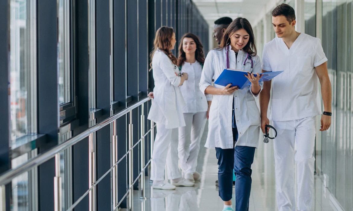 Ärztin spricht mit Pfleger im Krankenhaus: Versicherte bemängeln bei ihren gesetzlichen Krankenkassen unter anderem die Transparenz.