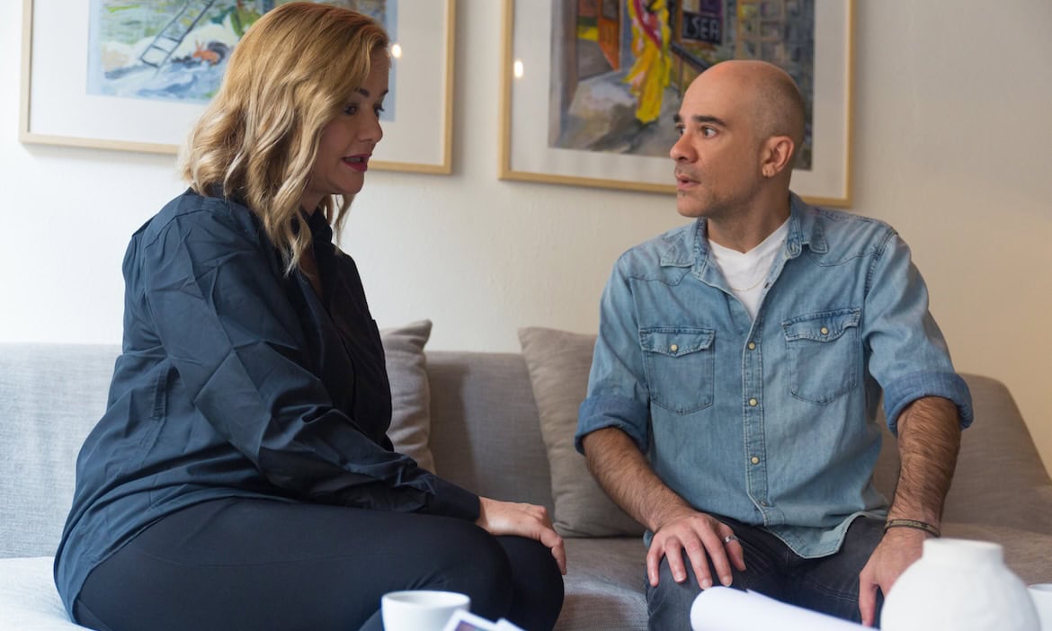 Ehepaar berät seine Finanzen: Die Boomer-Generation ist aus Sicht von Assekurata eine gute Zielgruppe für Lebensversicherer.