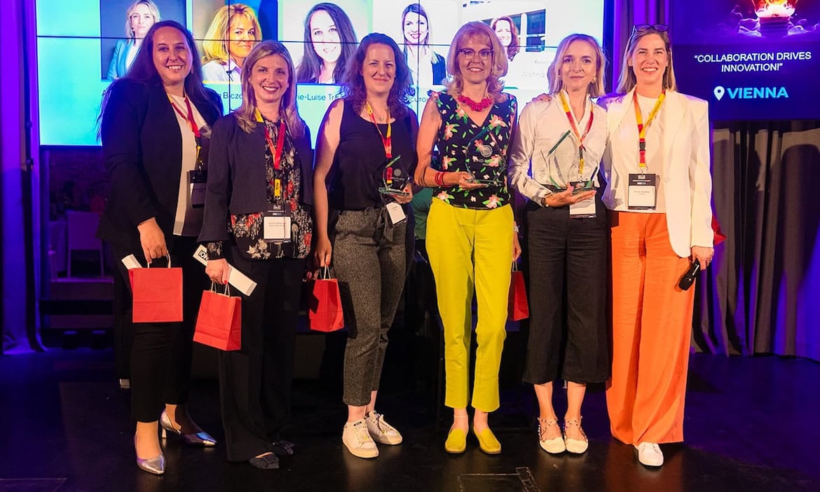 Preisträgerinnen beim MOI 2025: Von links nach rechts: Marie-Luise Trischitz (Ergo), Sandra Vucurovic (Marsh McLennan), Jana Siering (Ergo), Orsolya Biczok (K&H), Alma Ribanovic (Greco Speciality), Mireille Dyrberg (Friss)