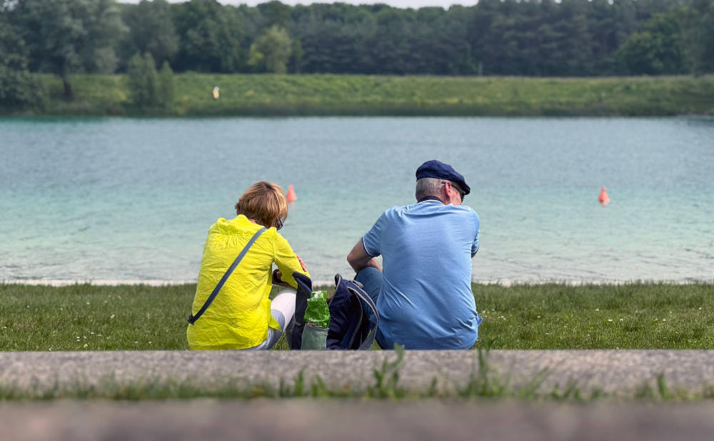 Älteres Ehepaar entspannt am See: Vorzeitiger Renteneintritt soll teurer werden, fordert das Institut der Deutschen Wirtschaft (IW)