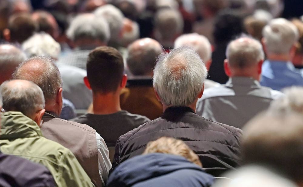 Menschen in unterschiedlichem Alter: Die Sterbetafel zeigt, wie viele Menschen in jedem Jahrgang weiterleben