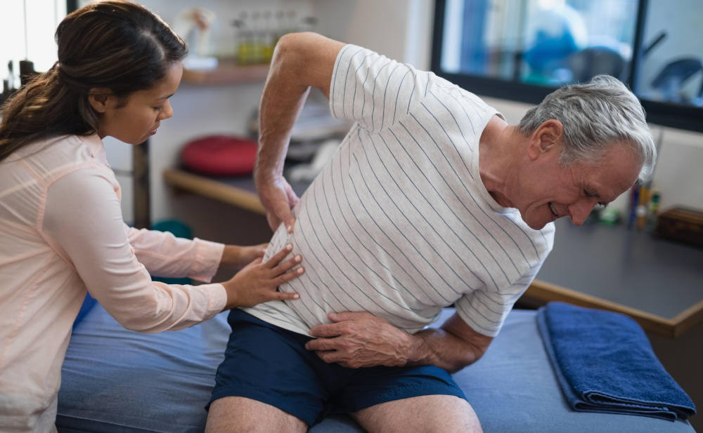Schmerzen im Kreuz? Probleme mit Skelett und Muskeln gehören zu den Hauptursachen, dass die Berufsunfähigkeitsversicherung zahlt