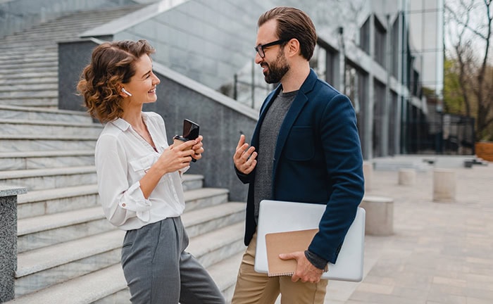Angestellte Frau und selbstständig tätiger Mann – die Unterscheidung ist für die Paar-Beratung wichtig.