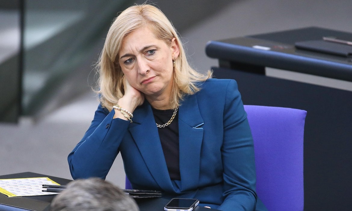 Bundesgesundheitsministerin Nina Warken (CDU) hat einen komplizierten Job vor sich: Die Finanzen der Krankenkassen auf stabile Füße zu stellen.