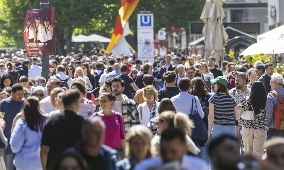 Personen in einer Fußgängerzone in Stuttgart: Das Statistische Bundesamt hat unter anderem das Einkommen und Alter des Durchschnittsdeutschen ermittelt.