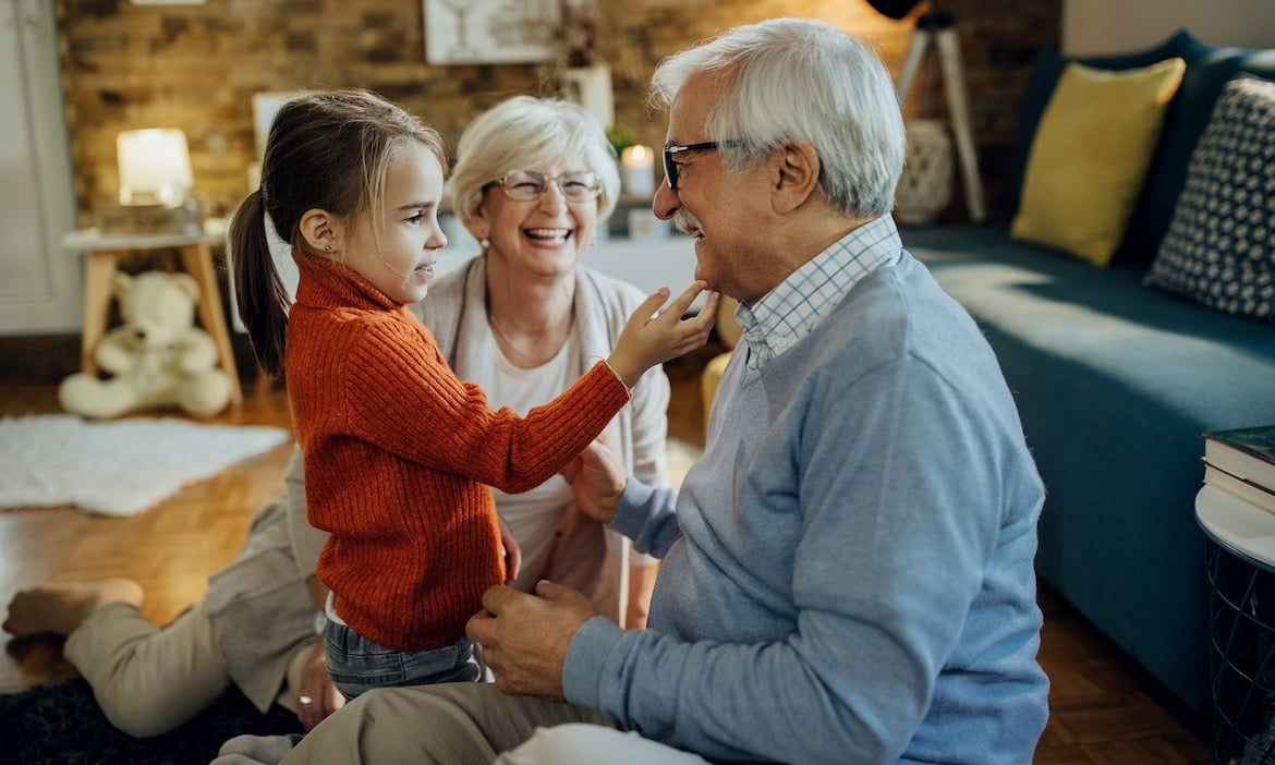 Enkelin mit ihren Großeltern: Das neue Produkt Baloise Best Invest Kids richtet sich vor allem an Eltern, Großeltern und Paten.