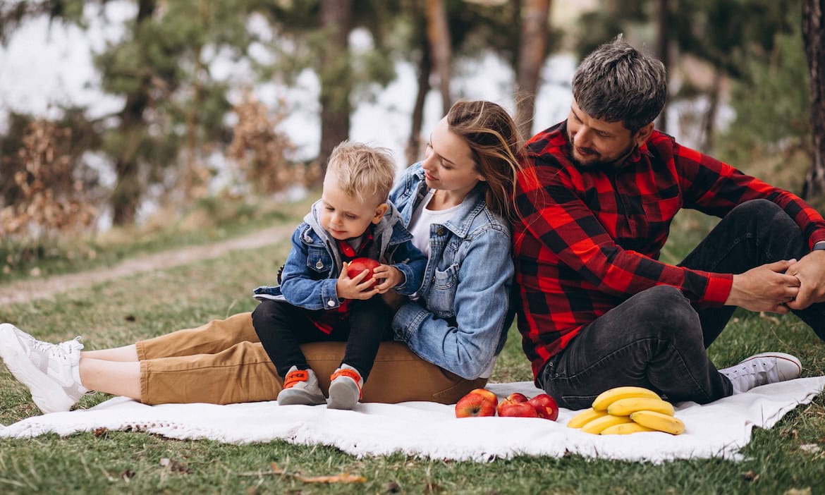Familie im Park: Servicevalue hat die beliebtesten Versicherer von Familien ermittelt.