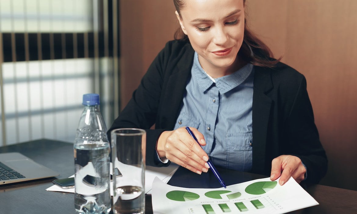 Frau befasst sich mit ihren vermögenswirksamen Leistungen.