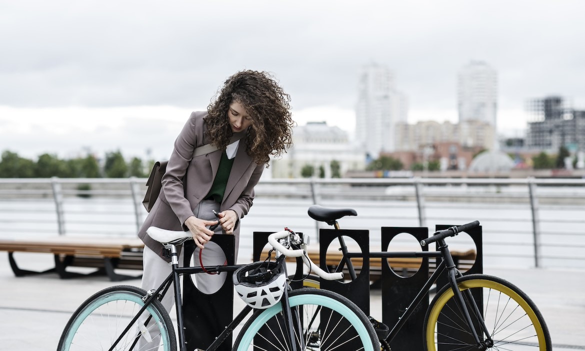 Junge Frau mit Fahrrad: Je teurer das Rad ist, desto eher lohnt sich eine Fahrradversicherung.