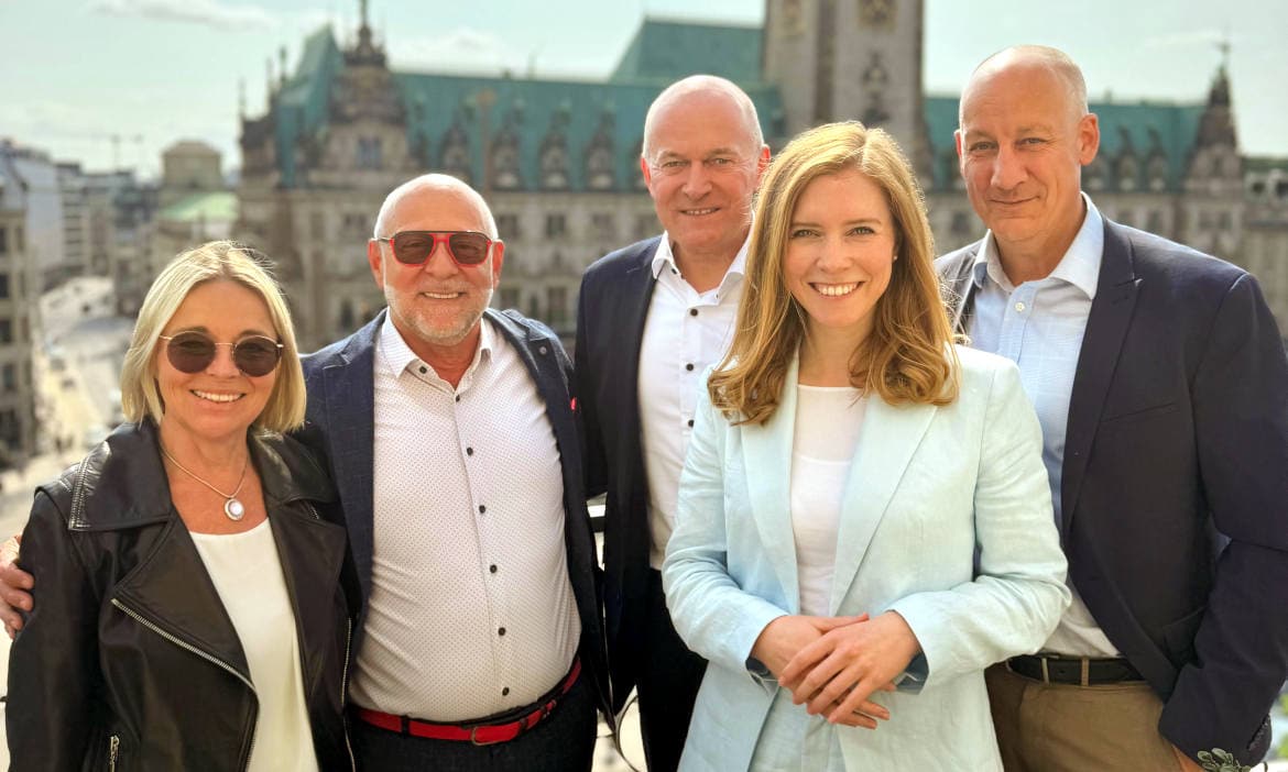 Von links nach rechts: Ulrike Barth, Ralf W. Barth (beide Conav Consulting), Stefan Hammersen, Franziska Geusen und Marc Hinrichsen (alle drei Hans John Versicherungsmakler)