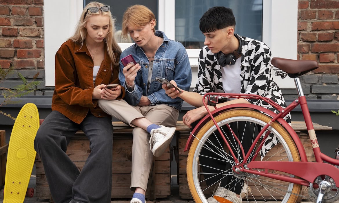 Jugendliche checken ihre Altersvorsorge: Ein Opt-out-Modell könnte Deutschlands Rentensystem auf die Sprünge helfen, meint Josef Pilger.