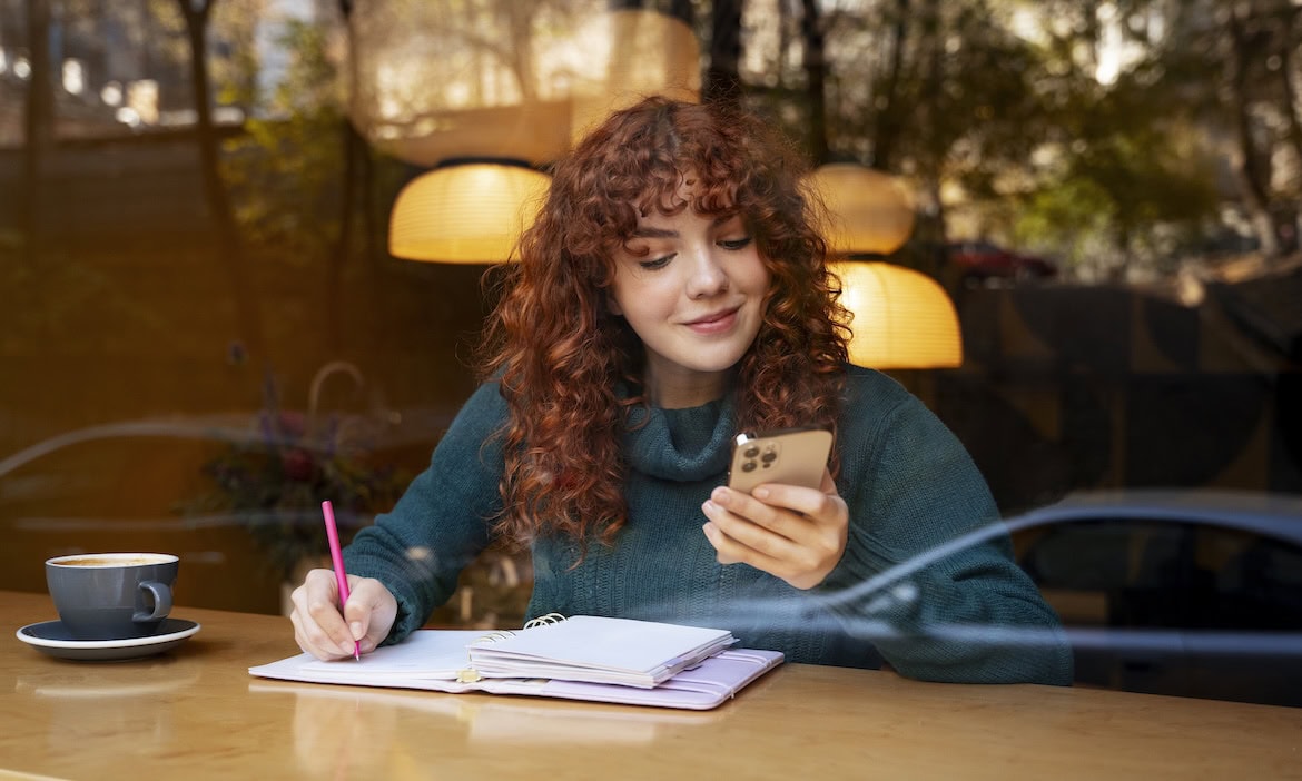 Junge Frau surft mit ihrem Smartphone: Immer mehr Versicherungskunden schließen ihren Versicherungsvertrag digital ab.