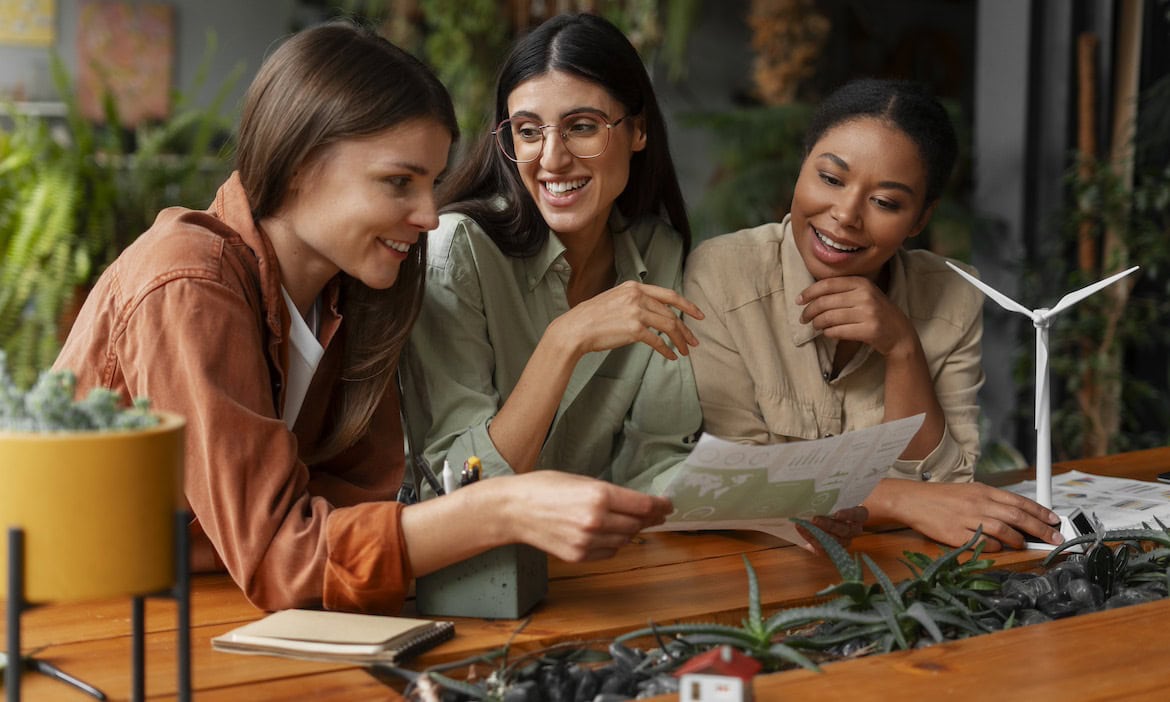 Junge Frauen unterhalten sich über nachhaltige Geldanlagen.