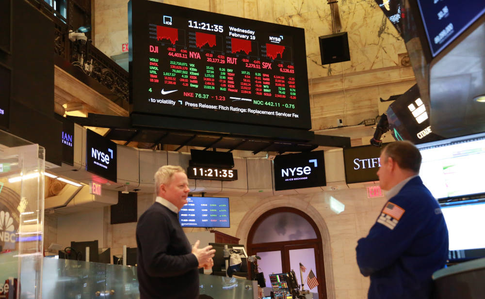 Rote Aktienkurse an einem Februar-Tag an der Aktienbörse in New York: In diesem Jahr verloren US-Aktien ihren Nimbus als stärkster Aktienmarkt der Welt. Mischfonds mussten dem Rechnung tragen