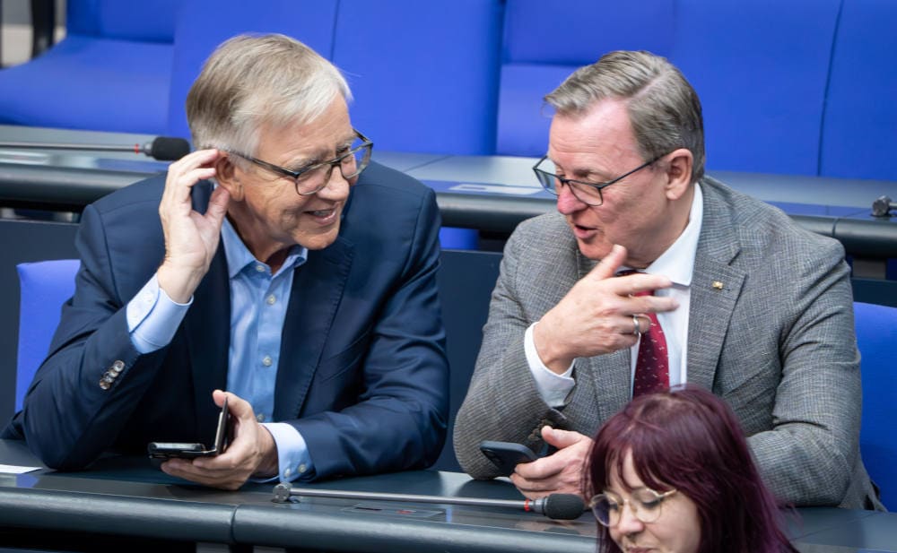 Dietmar Bartsch (links, Die Linke, hier mit Parteikollege Bodo Ramelow) wollte wissen, wie hoch das Rentenniveau in Deutschland ist