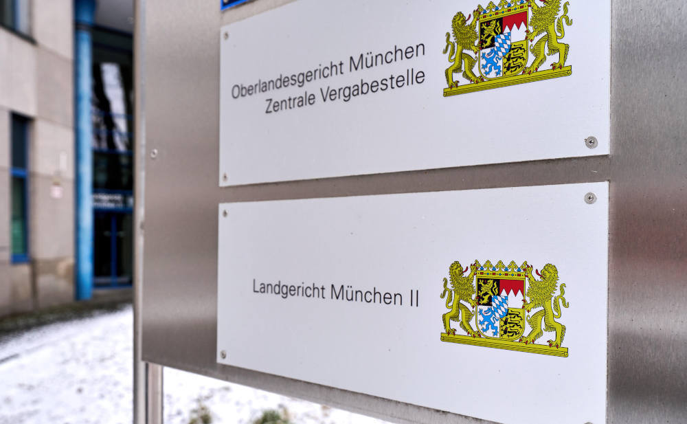 Schilder vor dem Landgericht München II: Das Oberlandesgericht München fällte ein Urteil zur Provision von Vermittlern