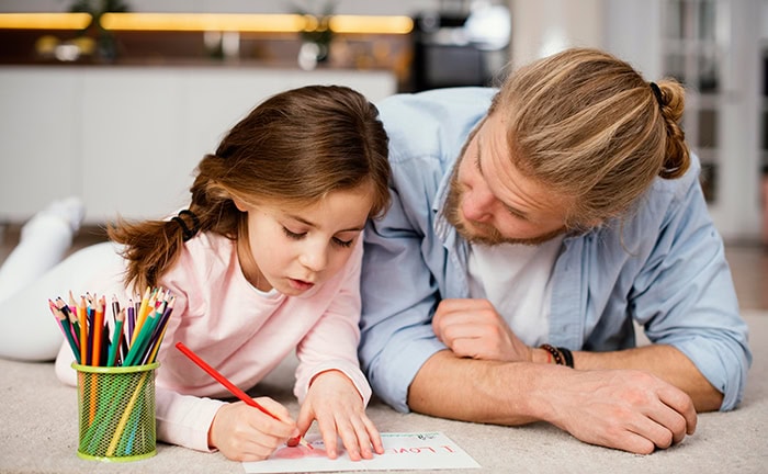 Vater und Tochter beim Malen – mit dem 99/1-Modell kann er Schenkungen durchführen und dabei die Kontrolle behalten.