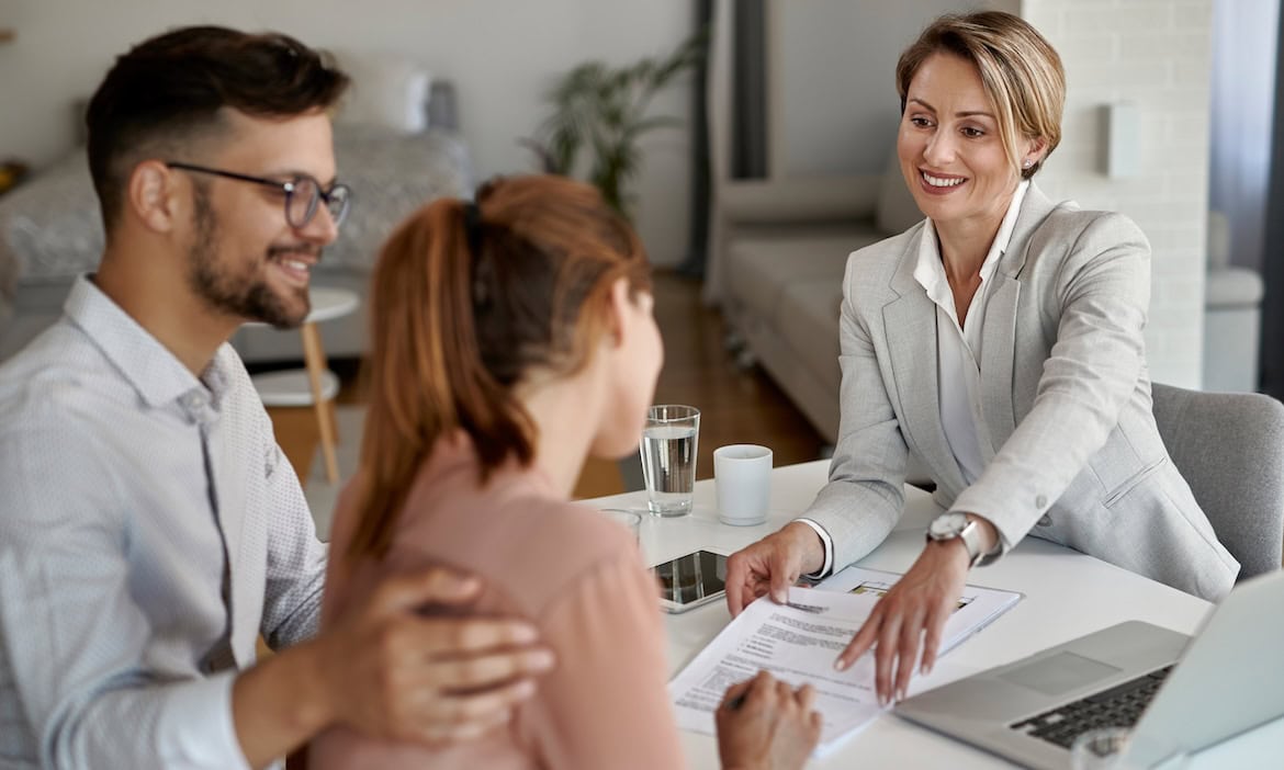 Versicherungsvermittlerin erklärt Kunden ihren Vertrag: Vermittler nutzten 2024 weniger Pools als im Vorjahr.