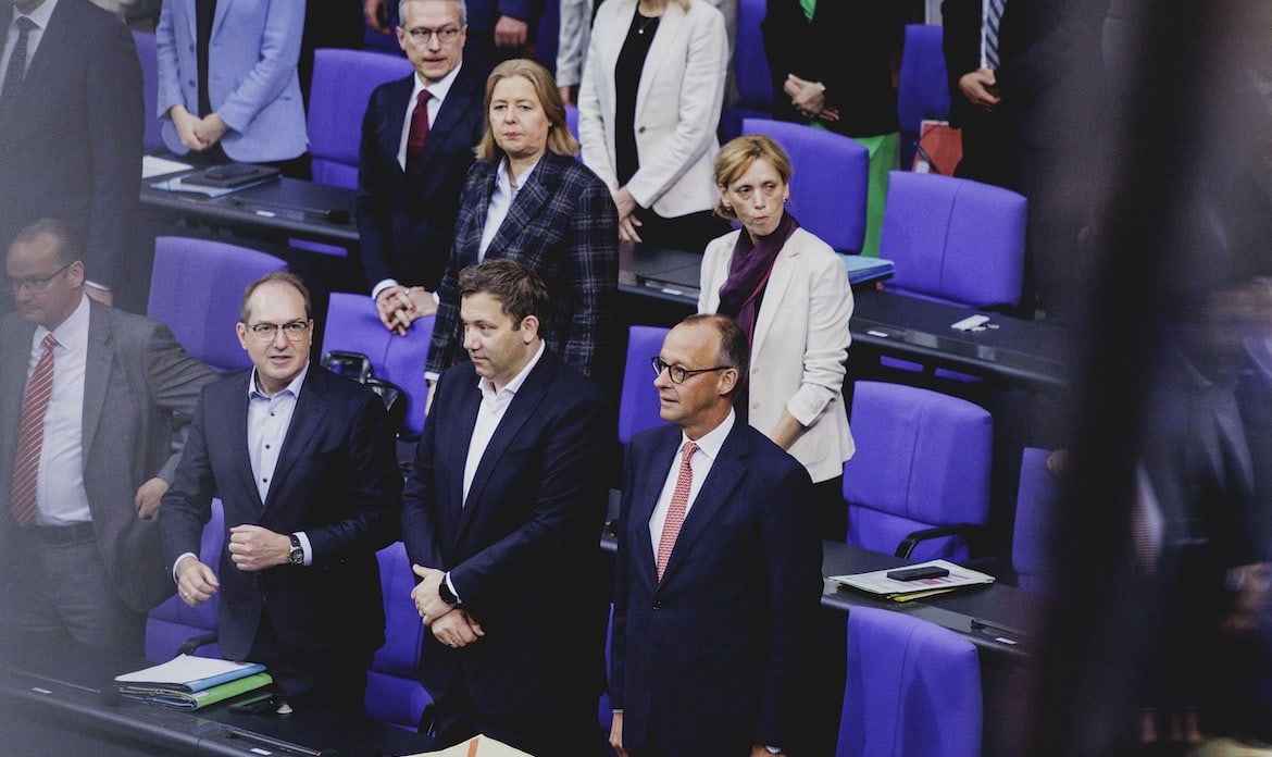 Müssen den Sozialstaat reformieren: Das Bundeskabinett um Kanzler Friedrich Merz (unten rechts), oben links Arbeitsministerin Bärbel Bas.