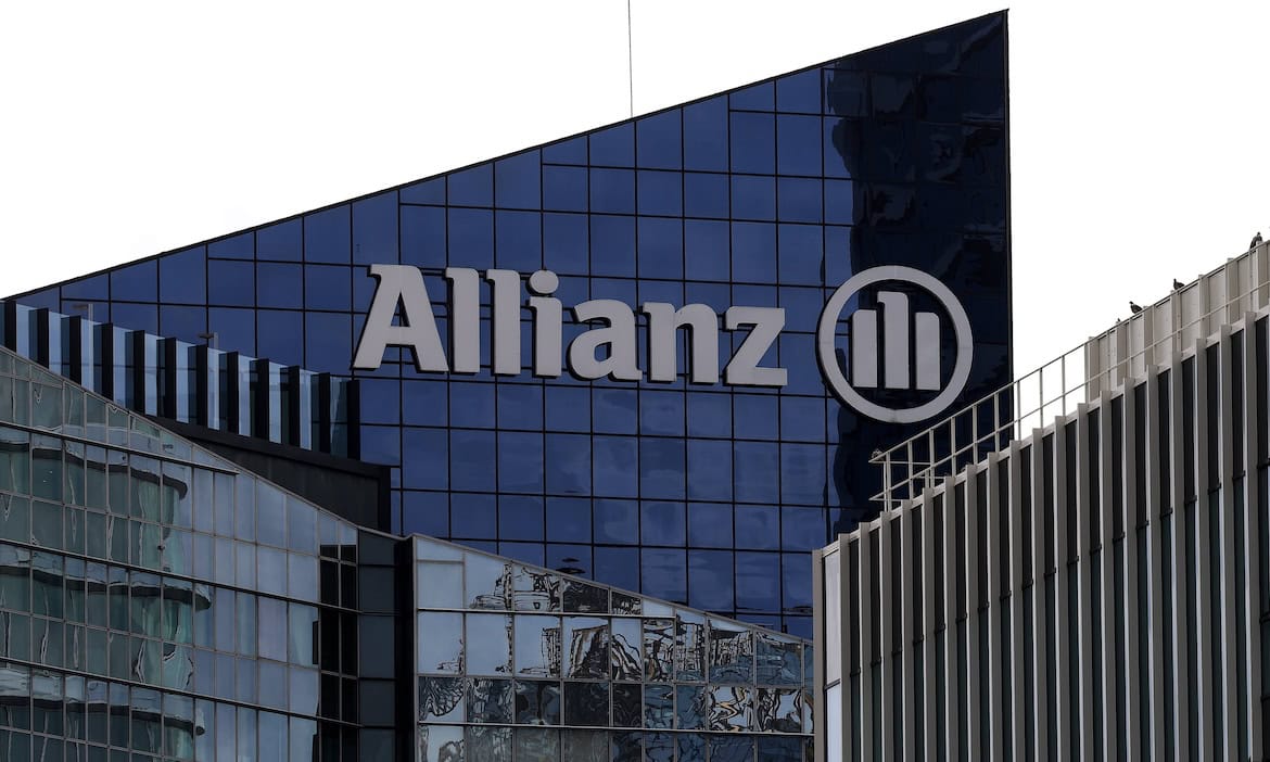 Allianz-Logo auf einem Gebäude: Die Allianz liegt bei der Servicevalue-Untersuchung zu den beliebtesten Marken bei Versicherern und Direktversicherern auf Platz 1.