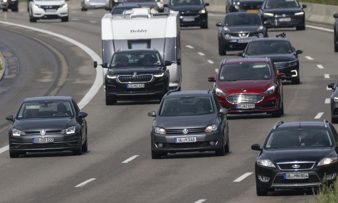 Autos auf der Autobahn: Das Deutsche Institut für Service-Qualität hat die besten KFZ-Versicherer und Direktversicherer ermittelt.