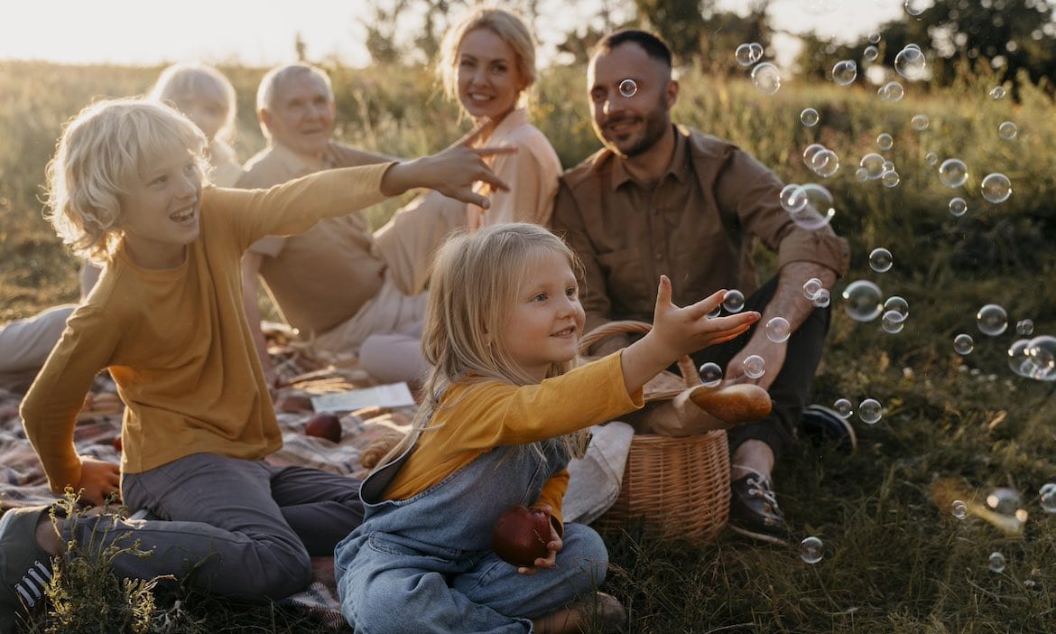 Familie mit Kindern: Insbesondere kinderreiche Familien können von einer Riester-Rente profitieren. Die Stuttgarter hat solch ein Versicherungsprodukt nun wieder gestartet.